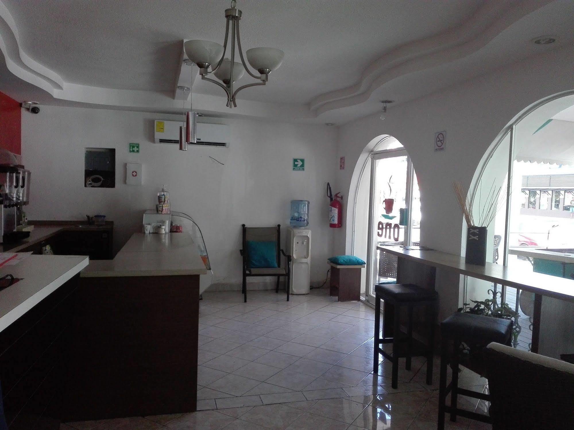 Hotel Hc Internacional Cancun Exterior photo